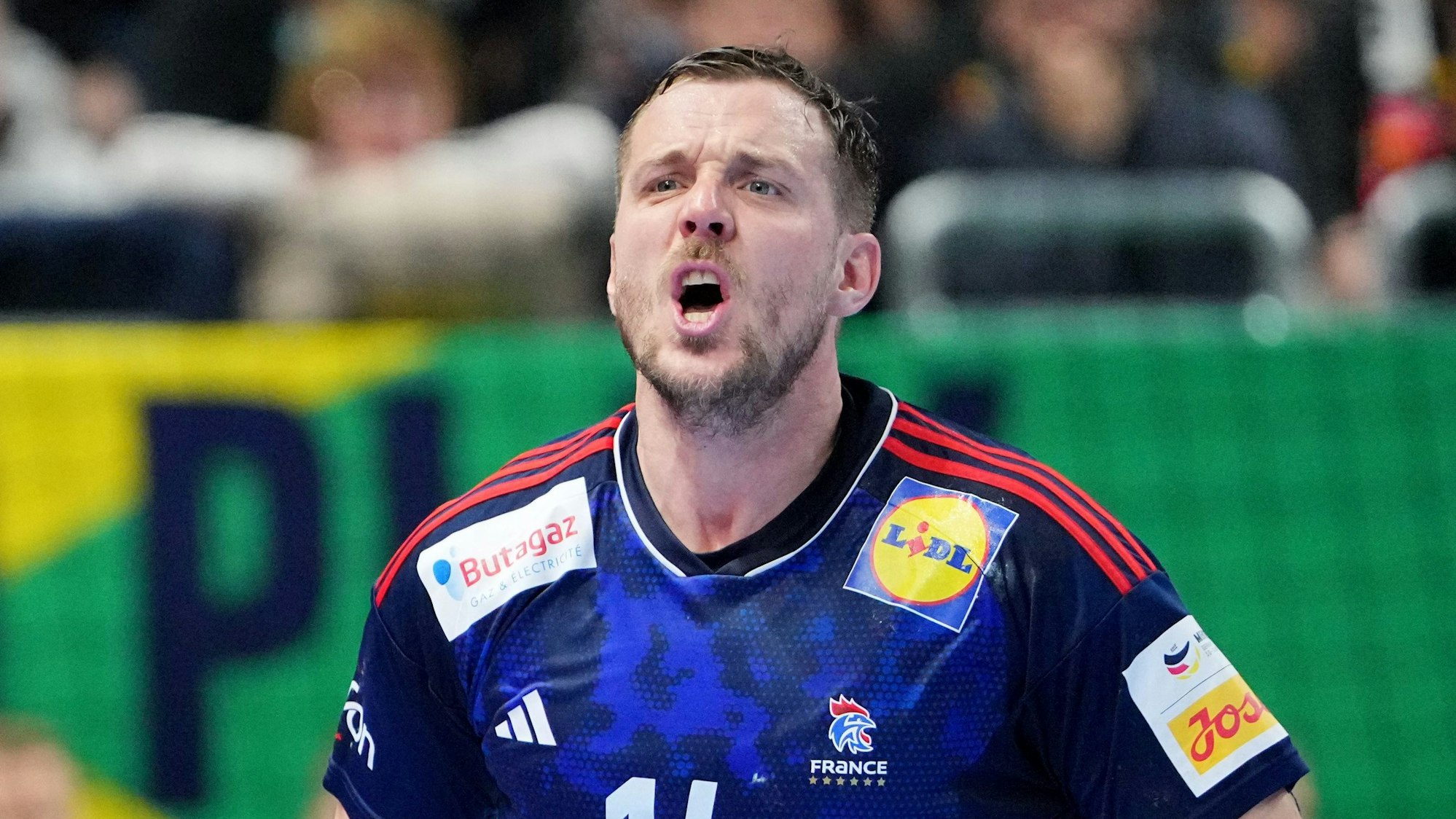 Hochmotiviert mit geballten Fäusten kommt Kentin Mahe auf den Fotografen zu.