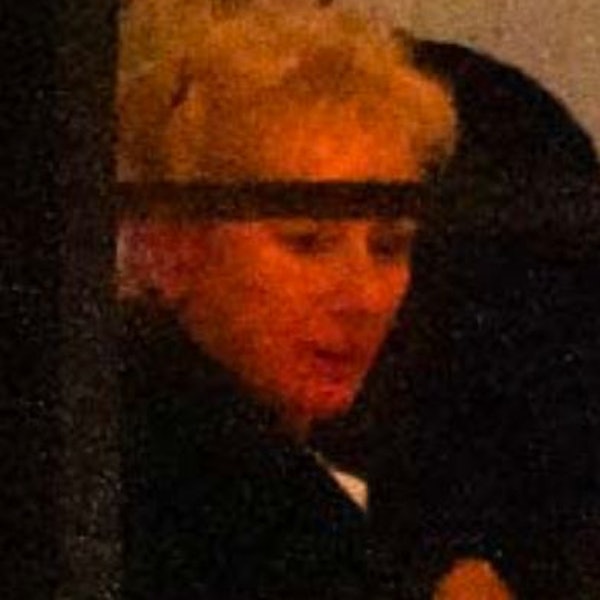 Simone Baum, heimlich fotografiert durch eine Fensterscheibe.