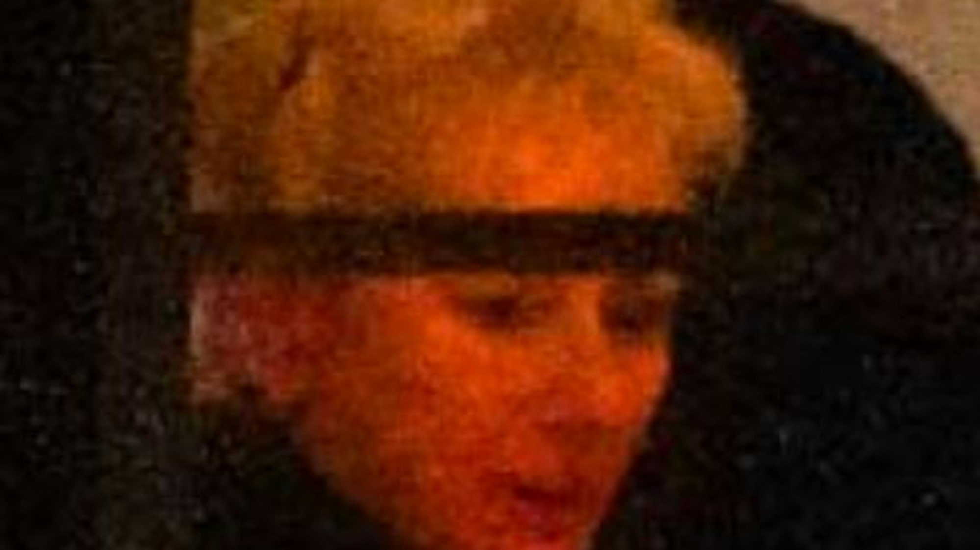 Simone Baum, heimlich fotografiert durch eine Fensterscheibe.