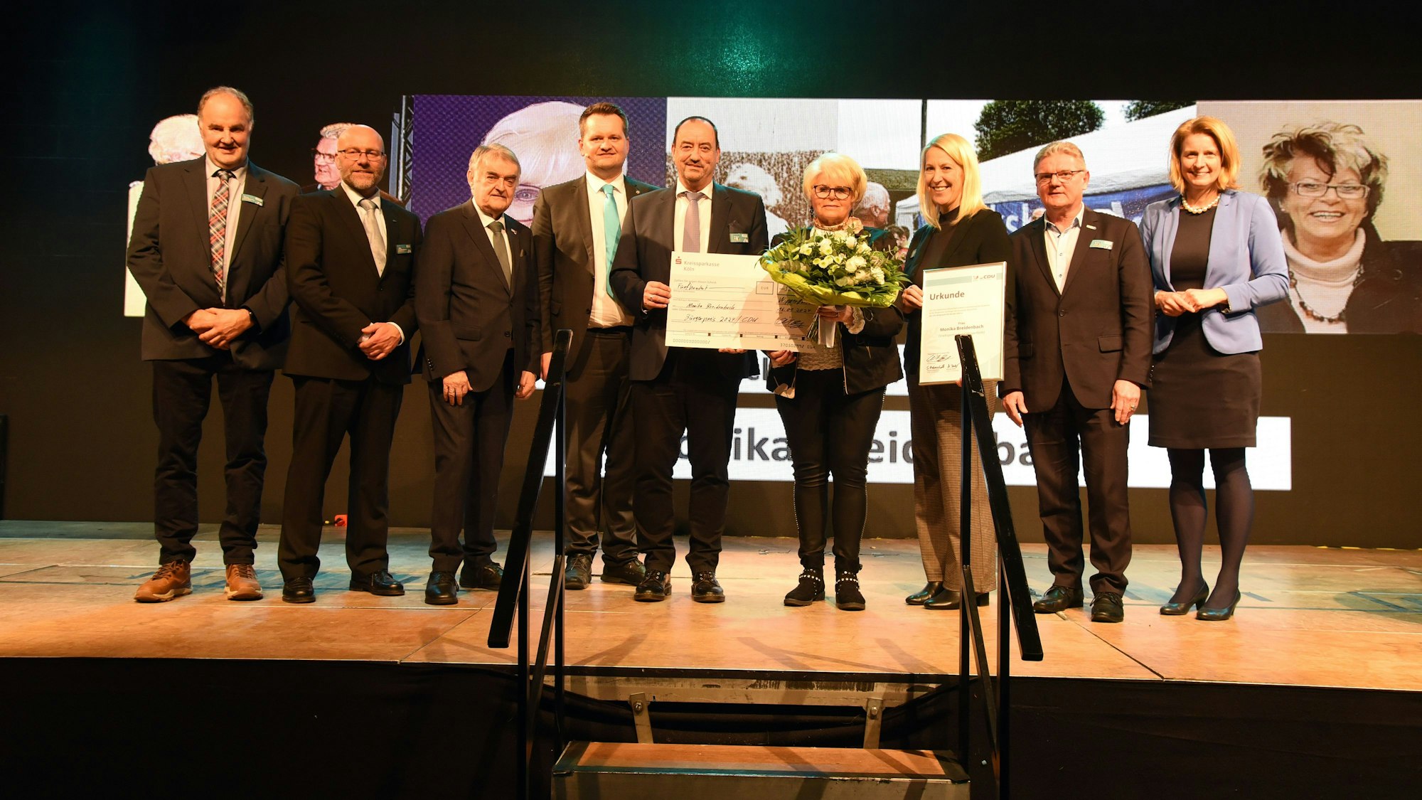 Das Foto zeigt ein Gruppenbild mit Monika Breidenbach in der Mitte.