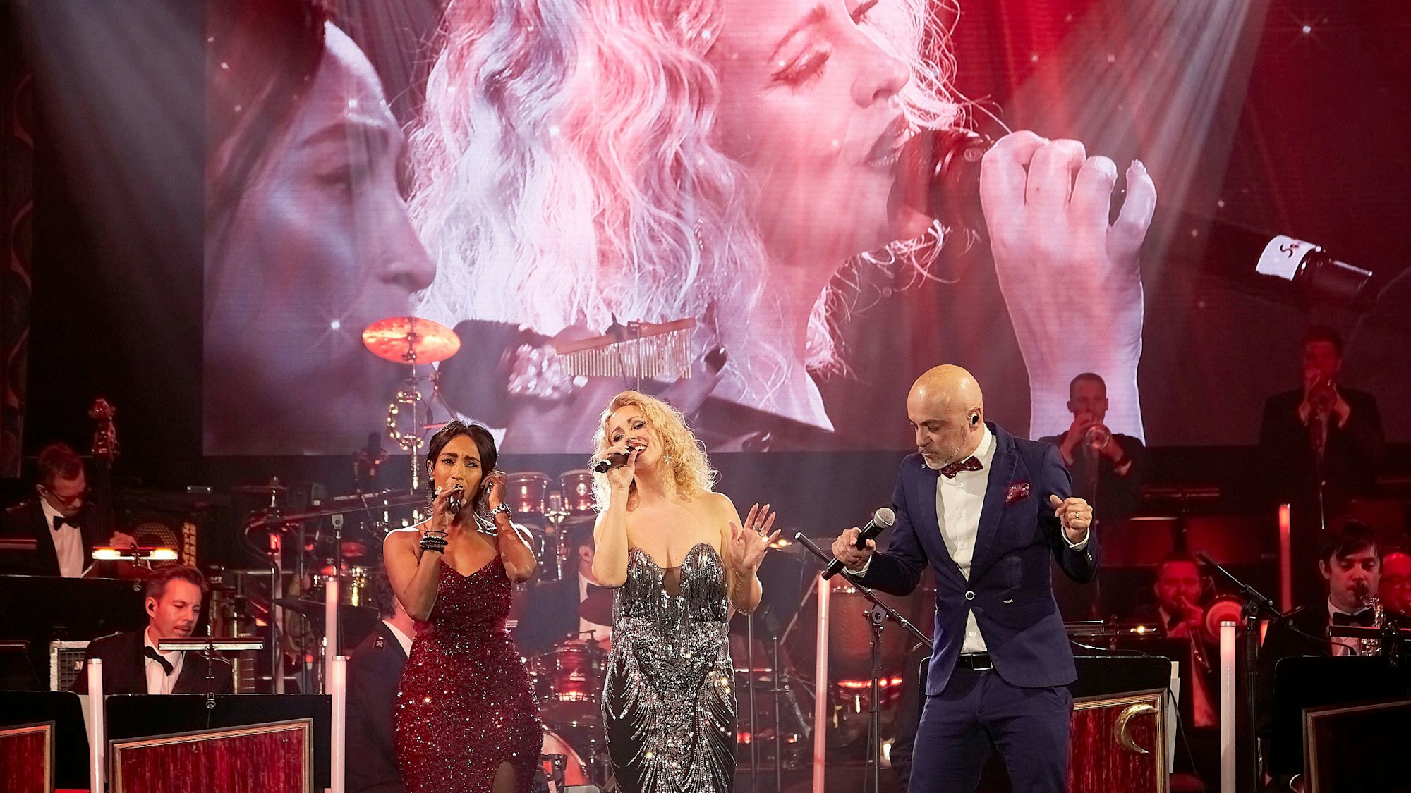 Musiker und Musikerinnen der Bigband der Bundeswehr sind während eines Konzerts im Kino Vogelsang zu sehen.