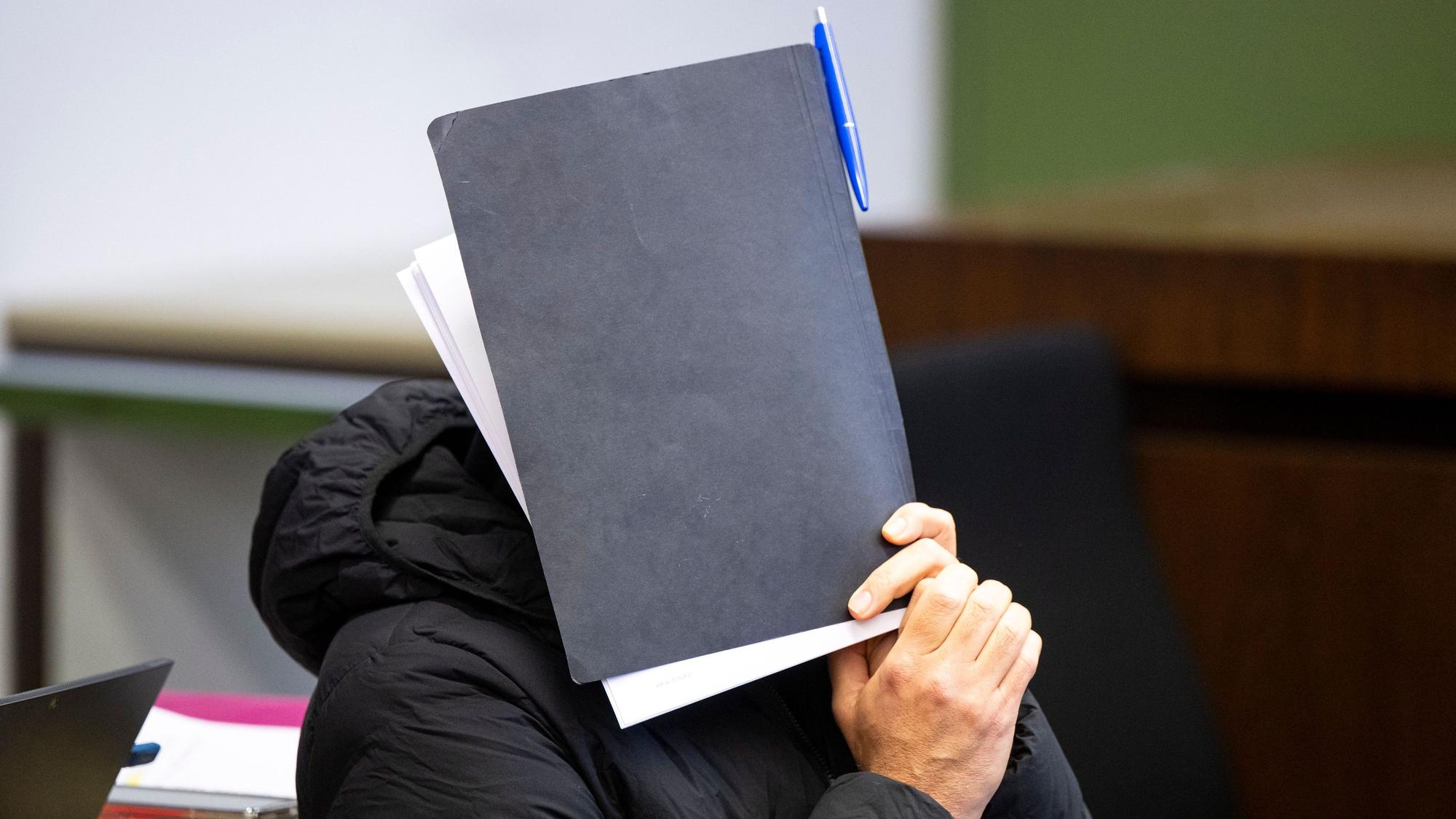 Der wegen sexuellen Missbrauchs angeklagte Fußballtrainer sitzt zum Prozessauftakt im Gerichtssaal des Landgerichts.