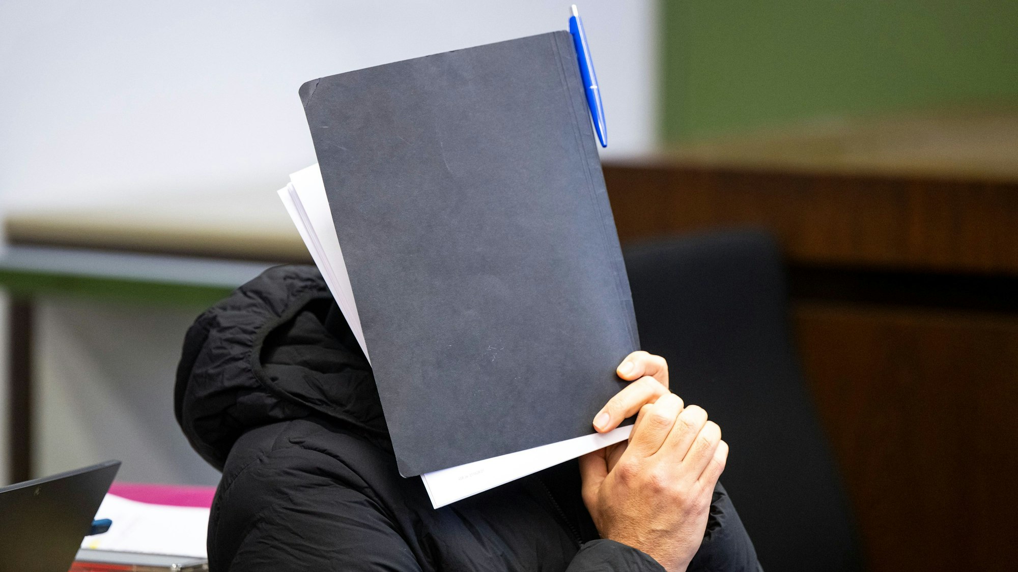 Der wegen sexuellen Missbrauchs angeklagte Fußballtrainer sitzt zum Prozessauftakt im Gerichtssaal des Landgerichts.