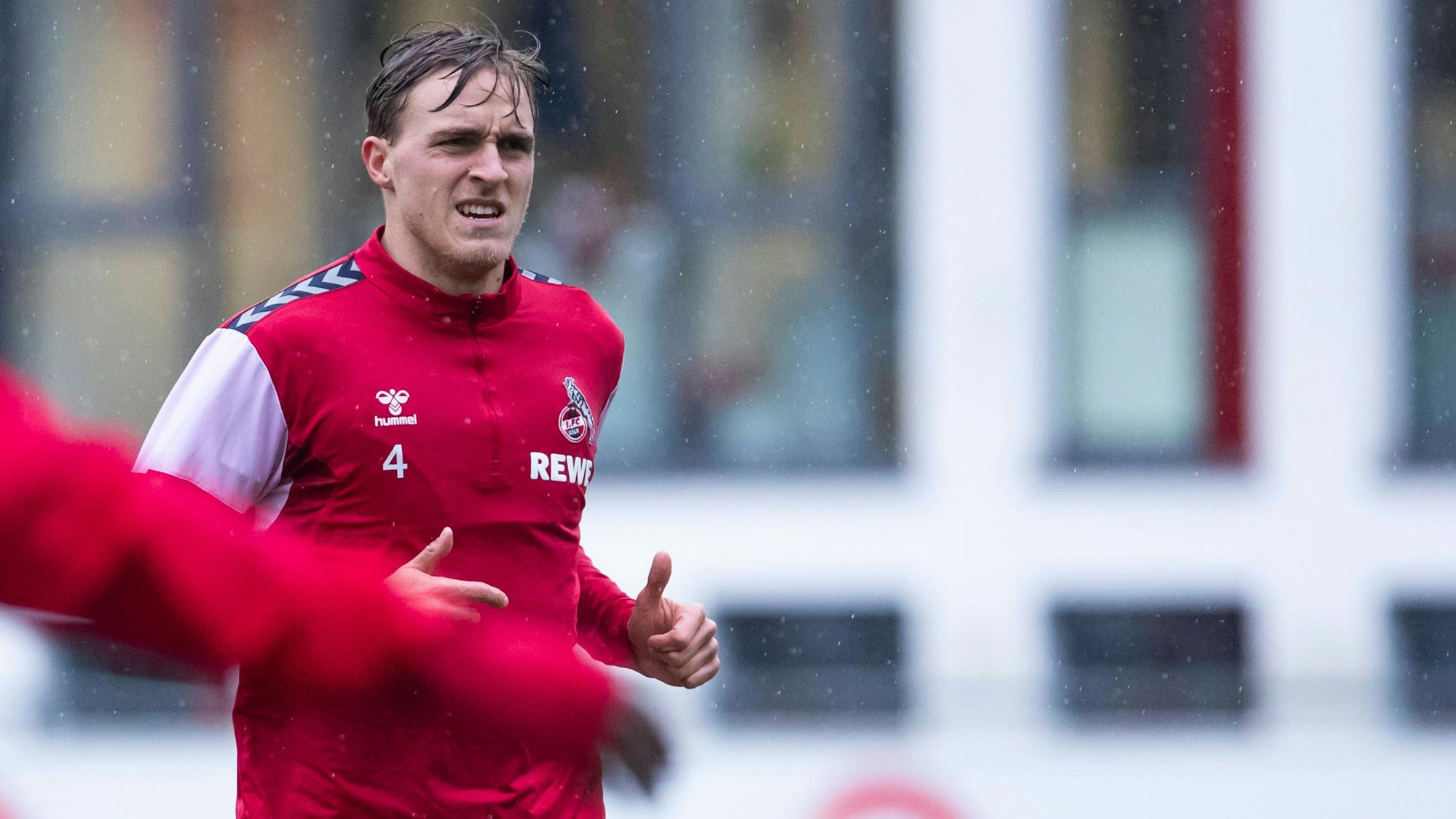 „Ich glaube, man muss nicht meinungsstark sein, um gegen rechts zu sein“, findet FC-Verteidiger Timo Hübers. Der Kölner hat die Großdemonstration gegen die AfD in Köln als „überragende Aktion“ bezeichnet.