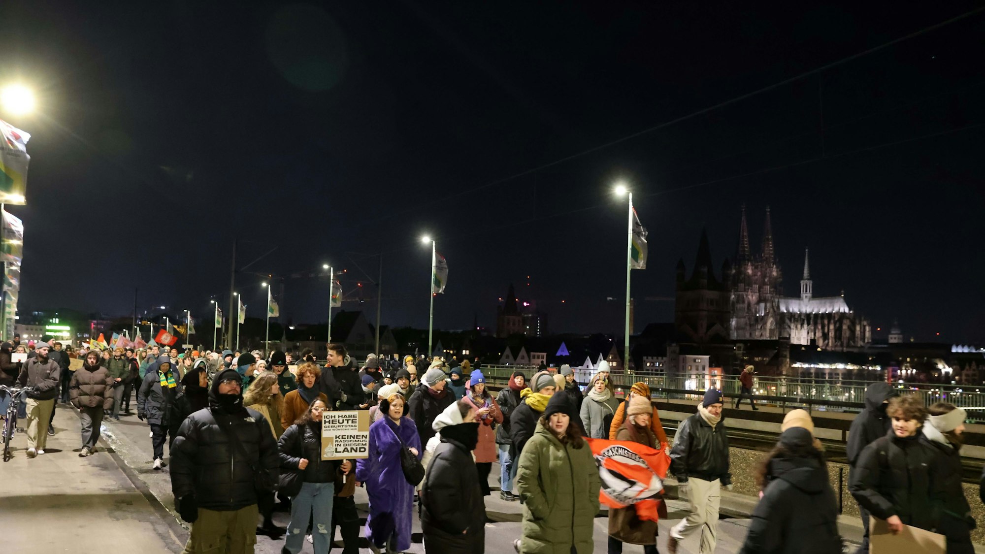 Schon am Dienstagabend zog es Tausende auf die Straße.