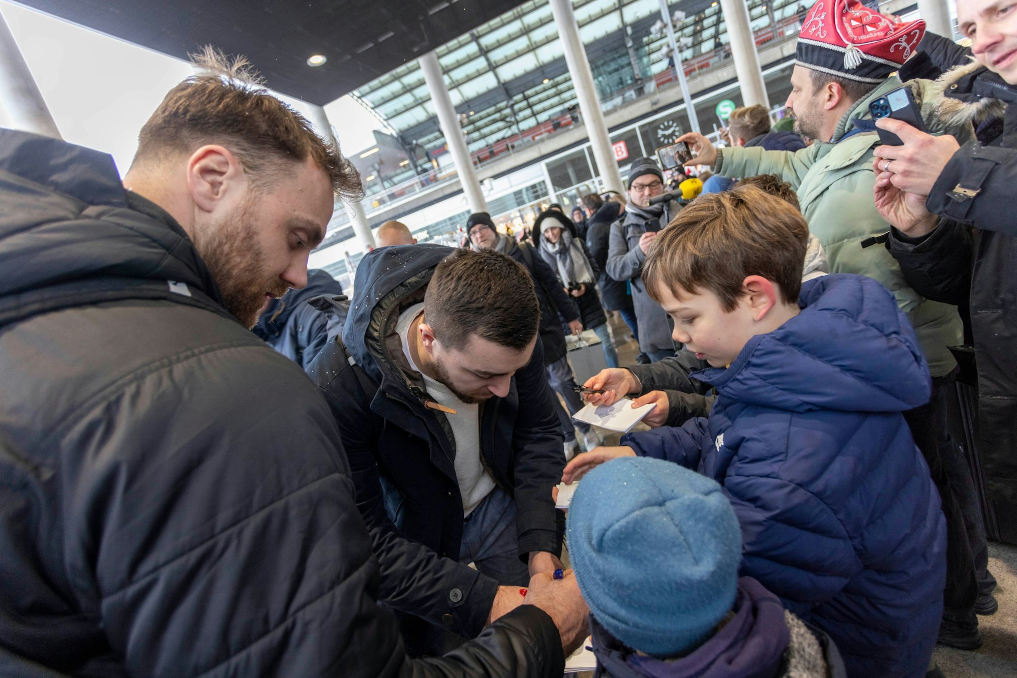 Bei der Ankunft waren Autogramme gefragt.