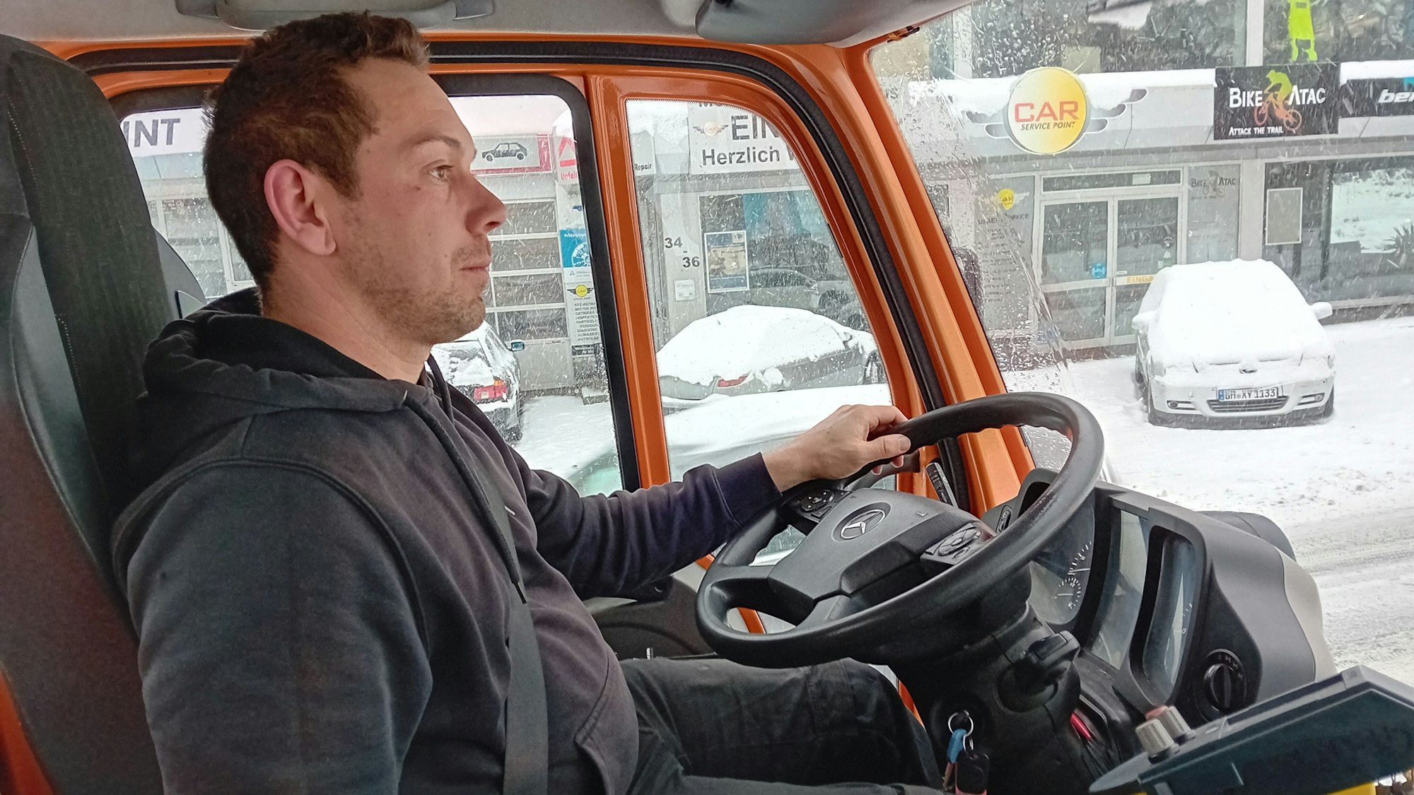 Ein Mann am Steuer eines Lkw.