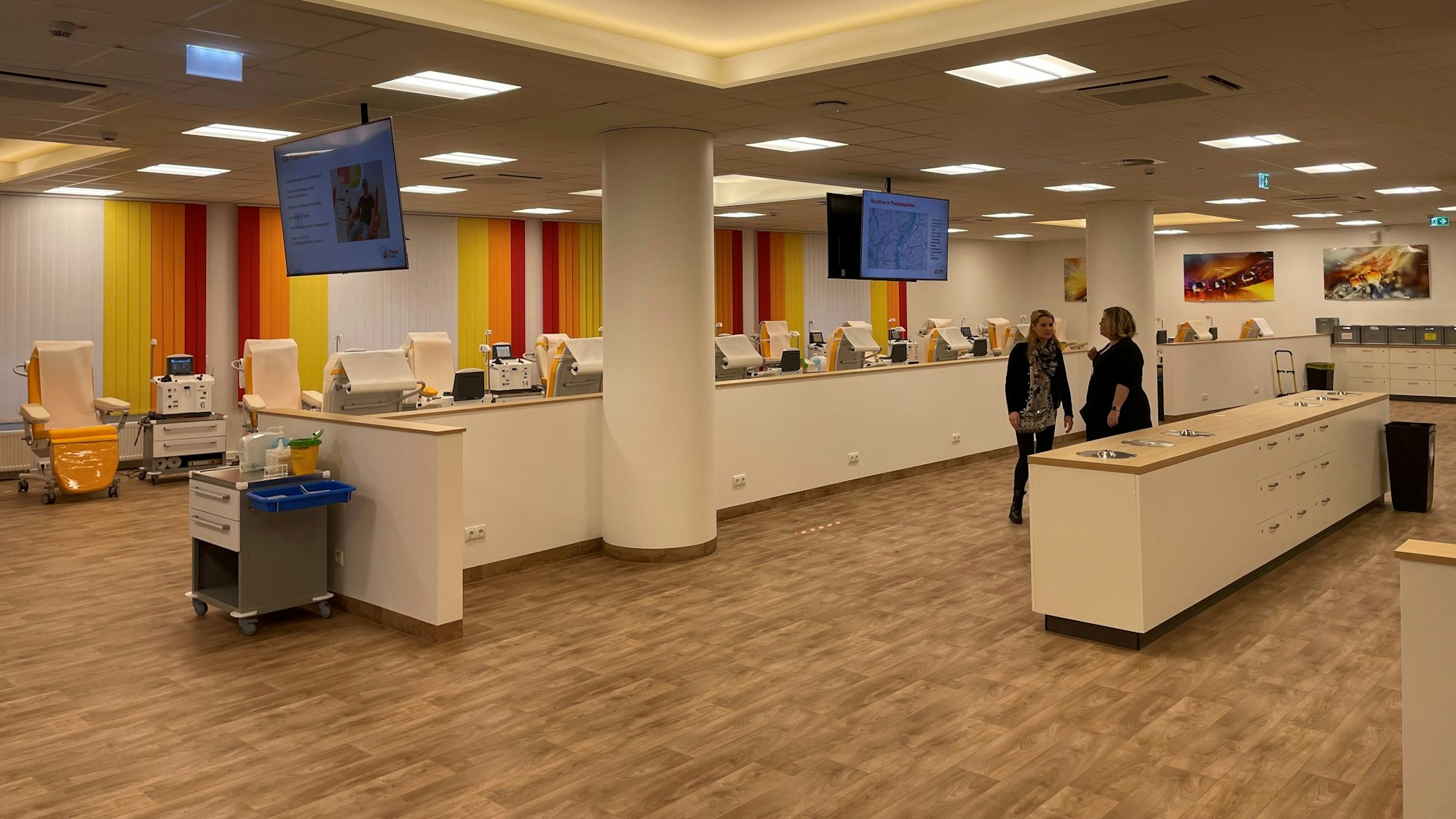 In einem Raum stehen mehrere Stühle, die zur Spende genutzt werden