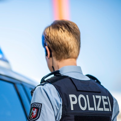 Ein Polizist bei einem Einsatz in NRW. Rund 20.500 neue Iphones wurden für die Beamten angeschafft. (Symbolbild)