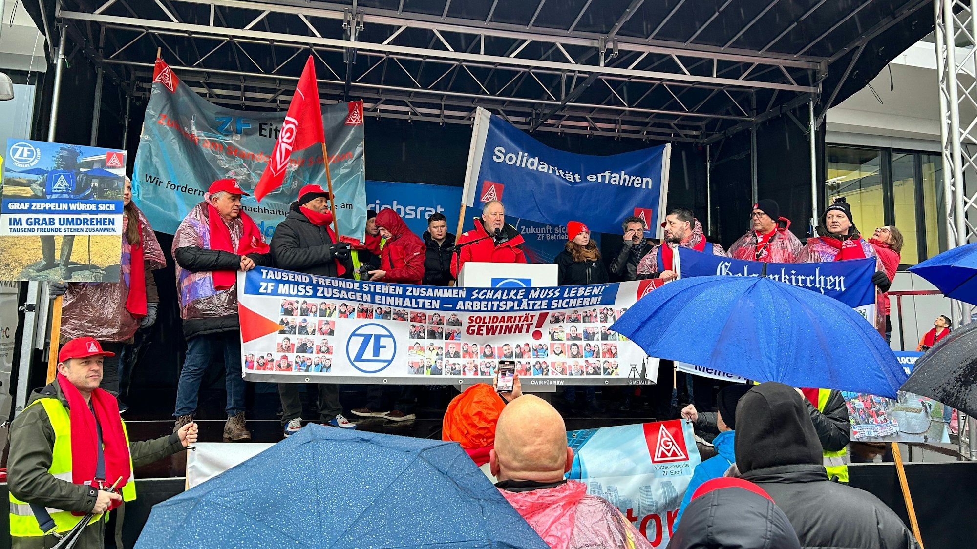 ZF Protest Großkundgebung mit rund 2000 Menschen in Friedrichshafen am Mittwoch, 17. Januar, mit Beteiligung aus Eitorf und dem 1. Bevollmächtigten der IG Metall Bonn-Rhein-Sieg, Michael Korsmeier.