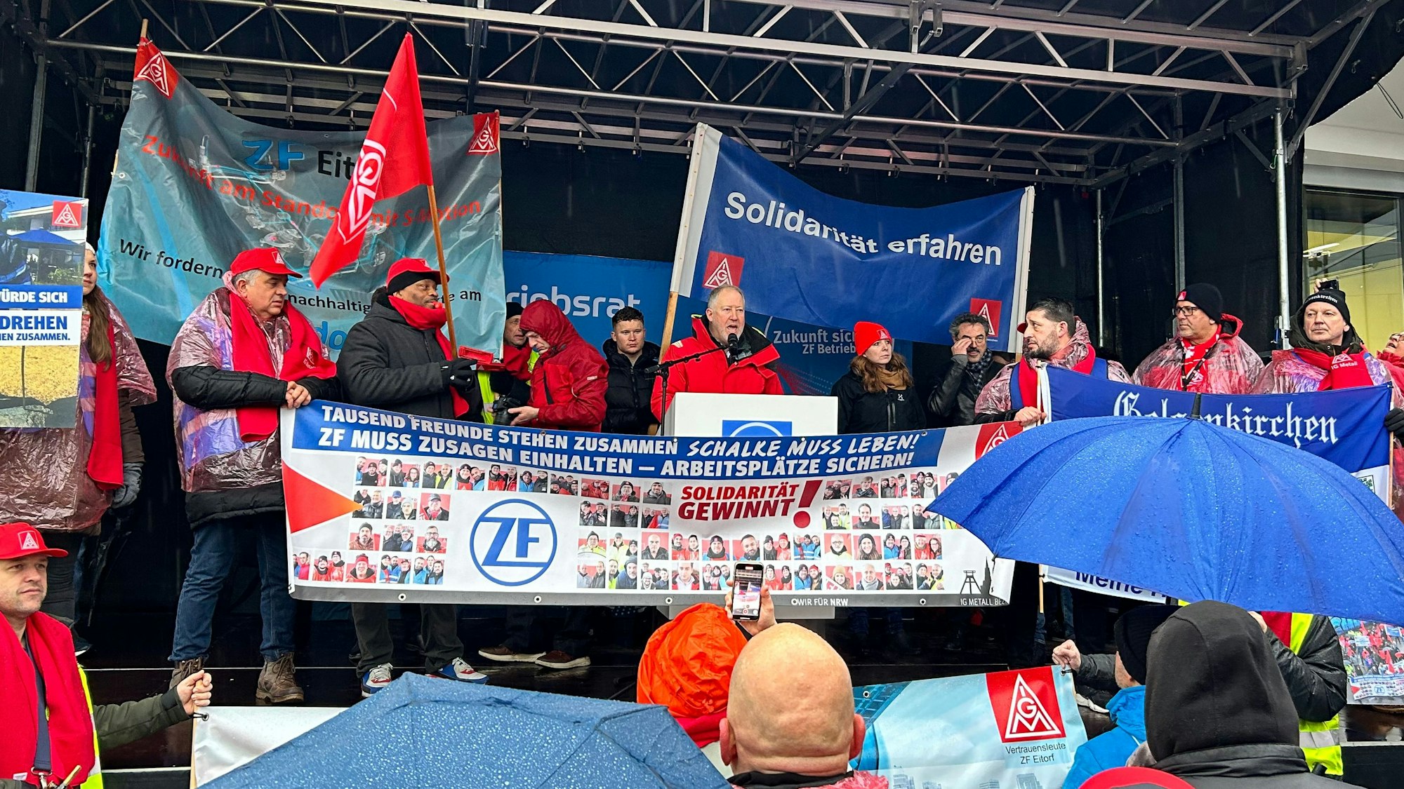 Industrielle Arbeitsplätze sind wegen der schwachen Konjunktur besonders in Gefahr. Im vergangenen Jahr protestierten Beschäftigte von ZF in Eitorf gegen den drohenden Jobverlust.