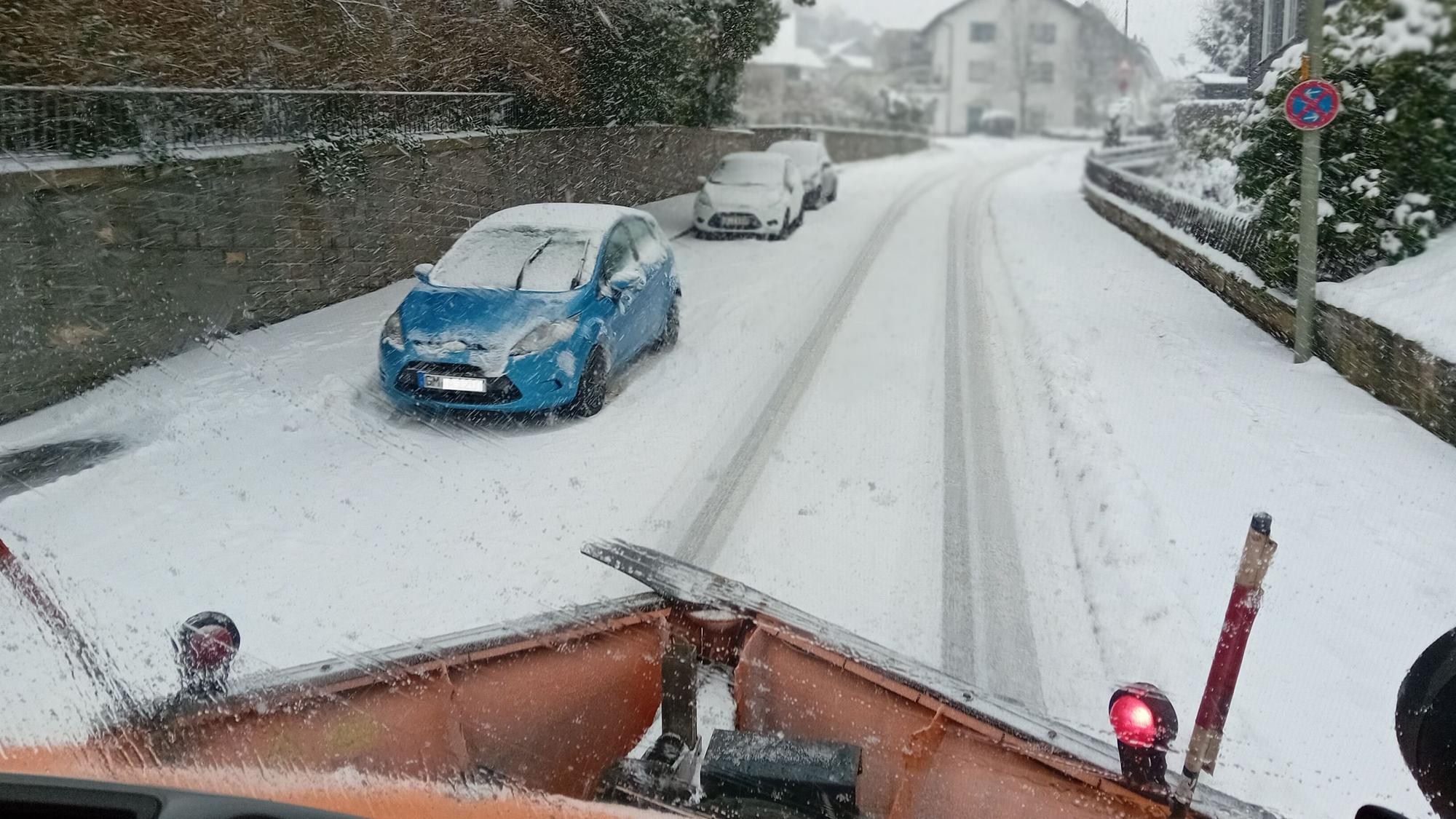 Blick aus dem Schneeräumer auf die Straße voraus.