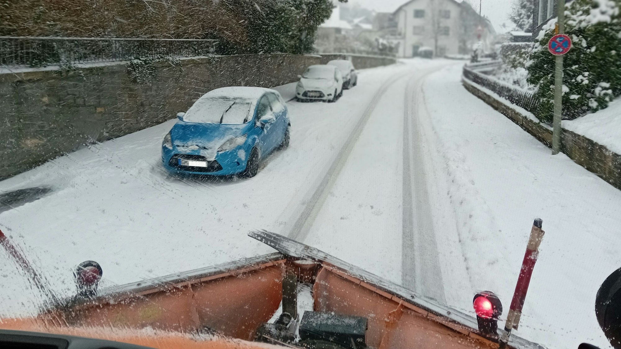 Blick aus dem Schneeräumer auf die Straße voraus.