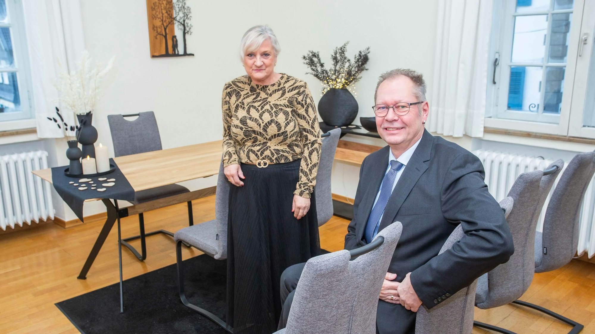 Die Standesbeamten Ulrike Lüttgenau und Frank Adler im neu gestalteten Trauzimmer des Rathauses.