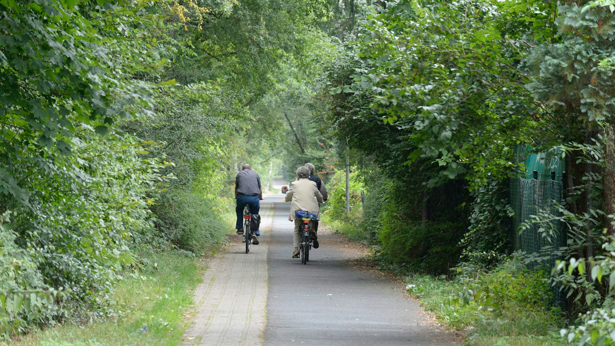 Das Foto zeigt zwei Radfahrer auf dem Gladbacher Bahndamm.