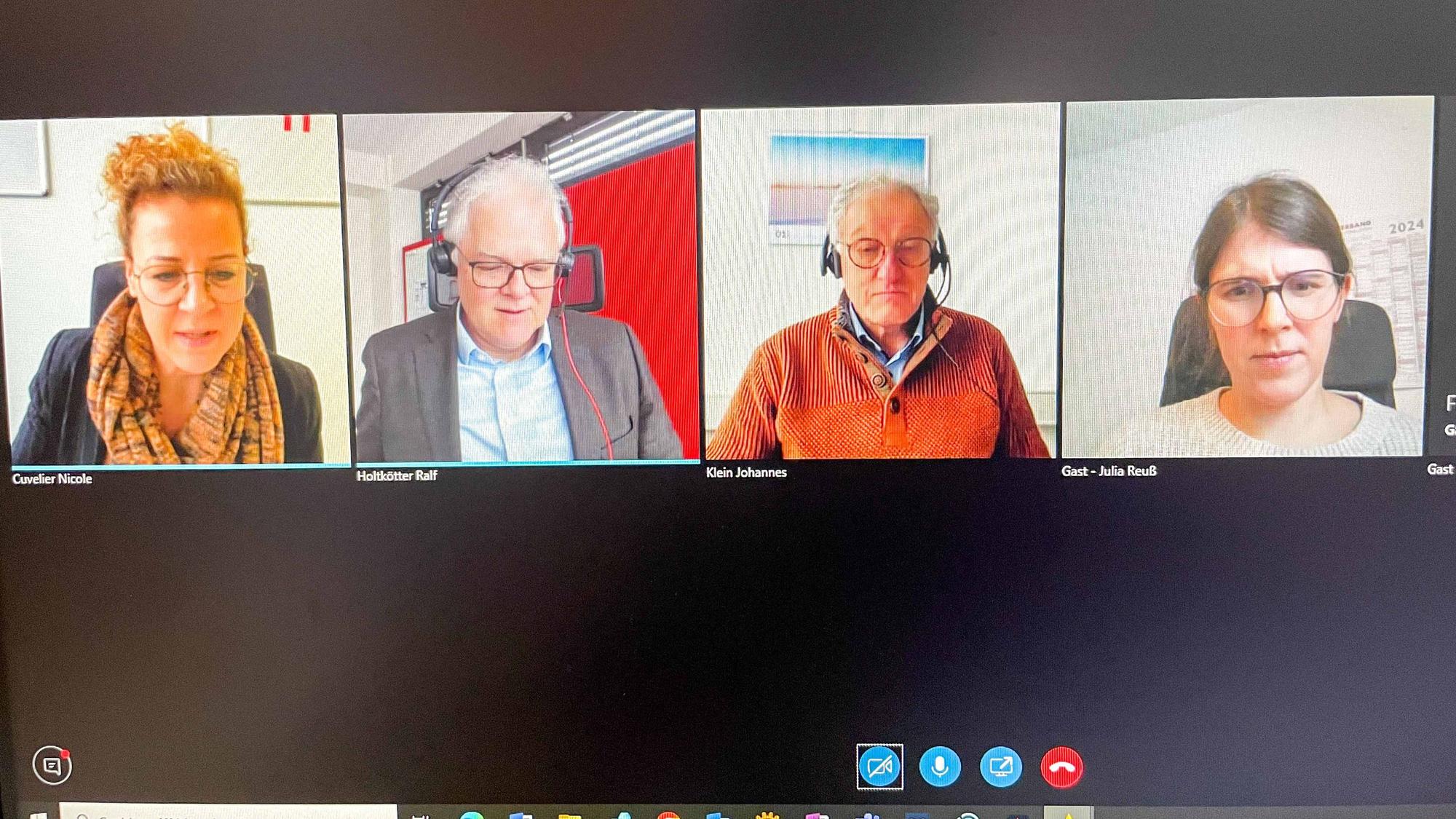 Das Bild zeigt einen Computerbildschirm, auf dem eine Videokonferenz abgebildet ist.