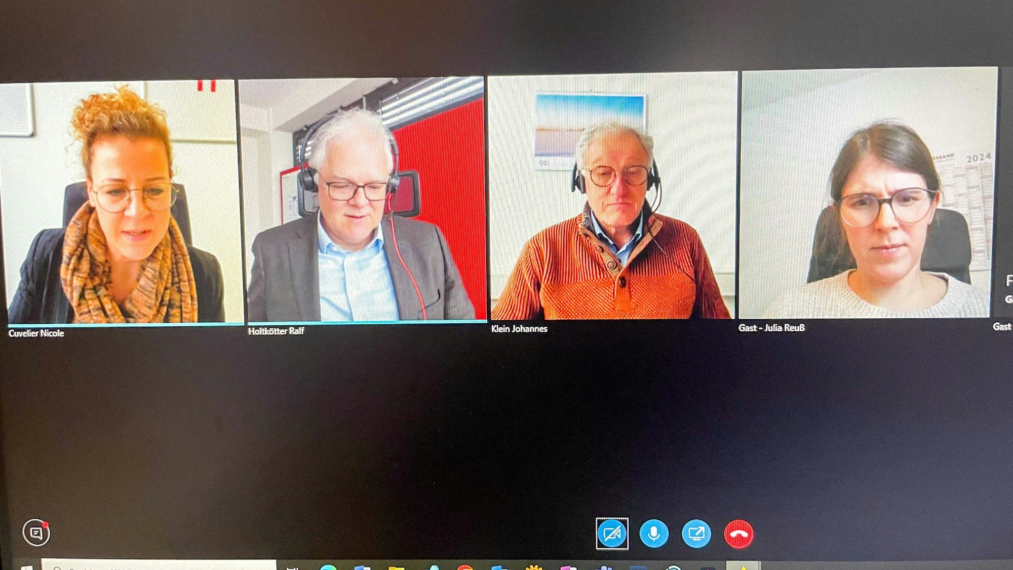 Das Bild zeigt einen Computerbildschirm, auf dem eine Videokonferenz abgebildet ist.