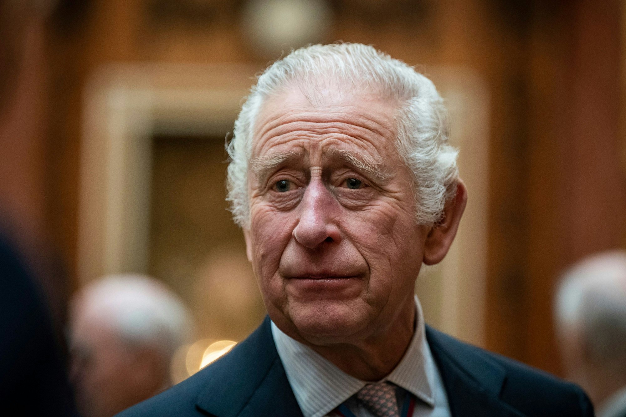 König Charles III. von Großbritannien steht während eines Mittagessens für Träger des Verdienstordens im Buckingham Palace.