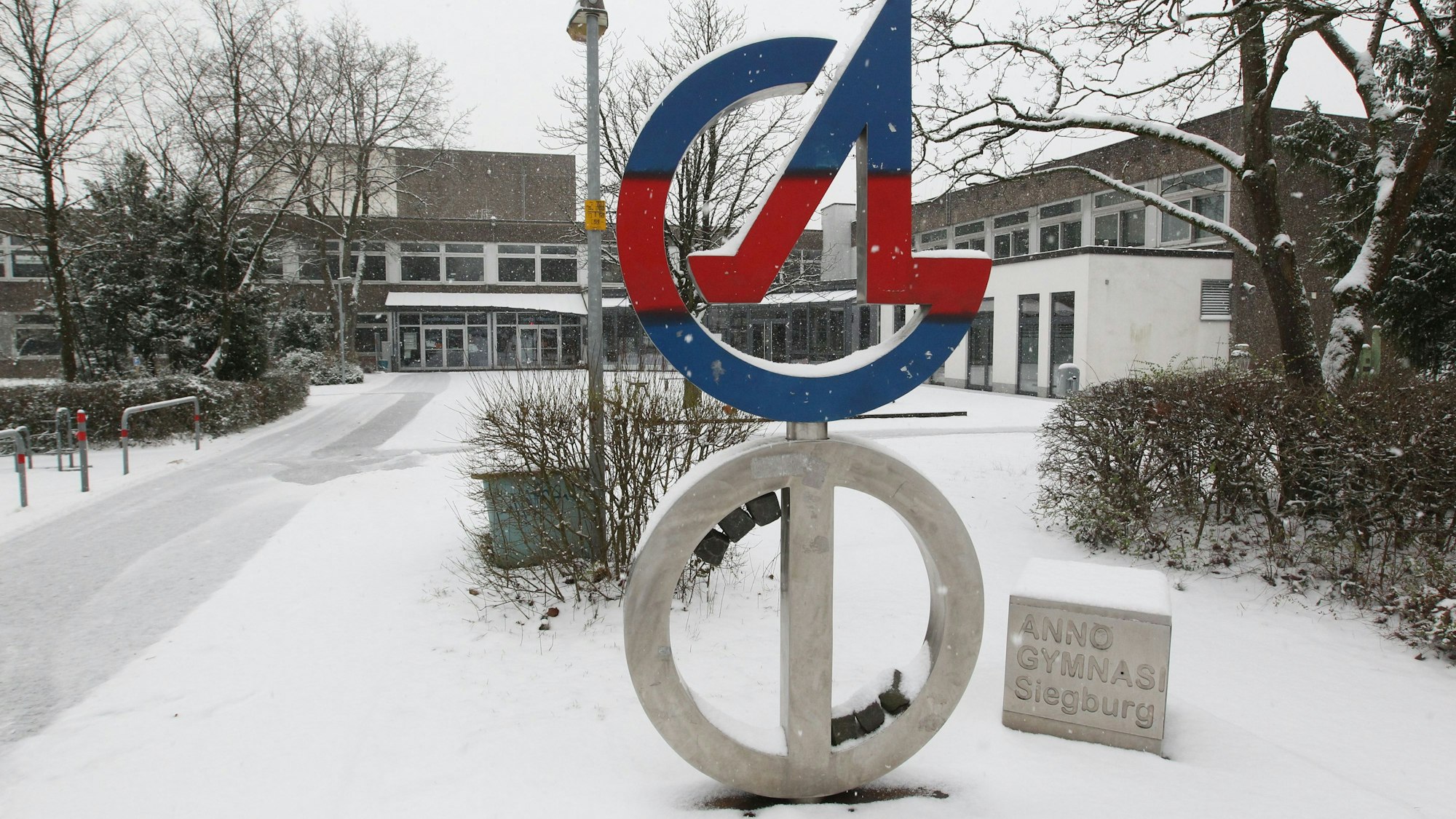 Auch am Anno-Gymnasium in Siegburg blieb der Schnee am Mittwoch liegen.