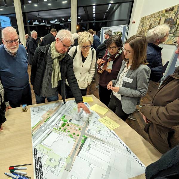 Stadtplanerin Jacqueline Thate (rechts) nahm Vorschläge auf.