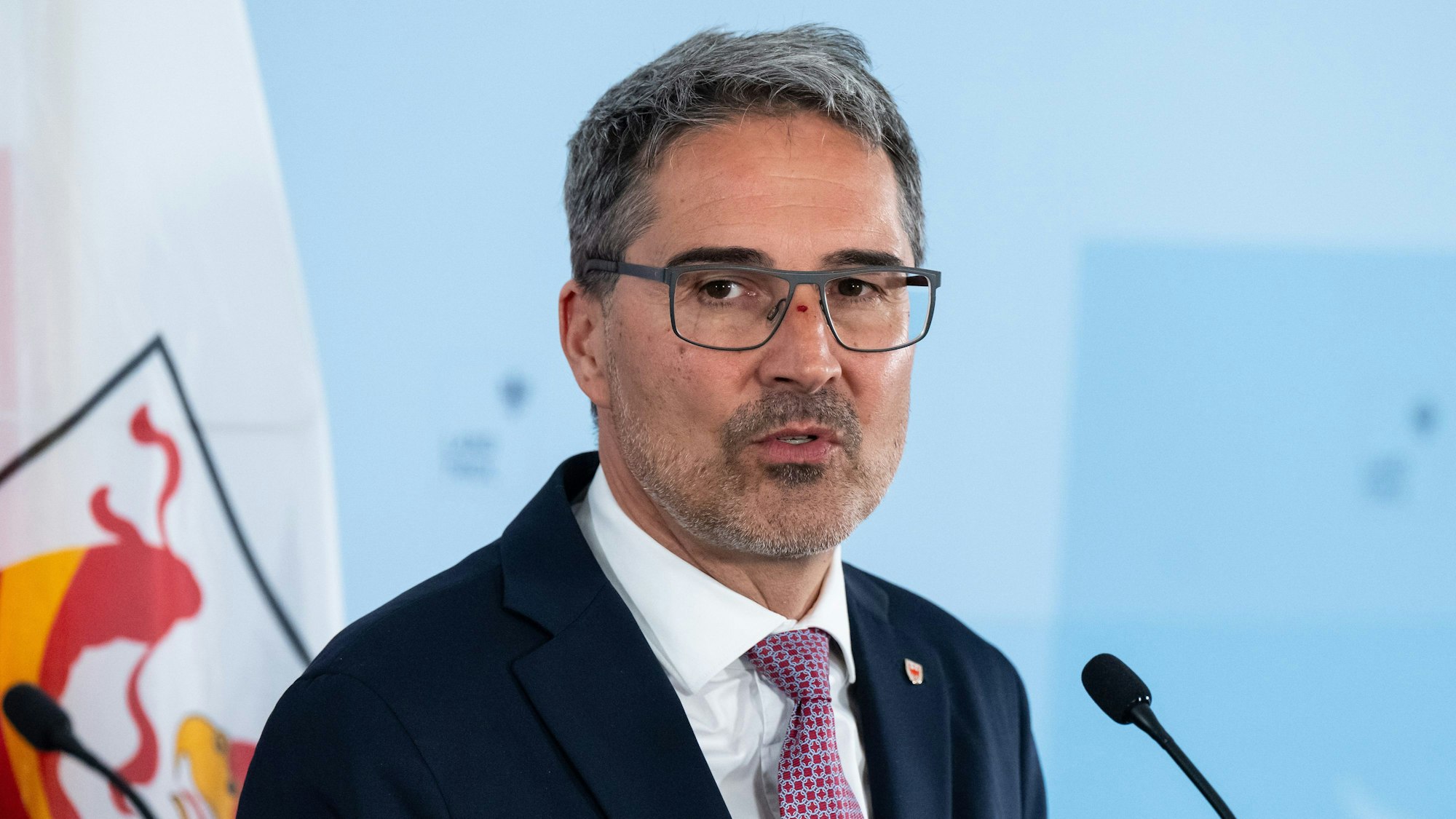Arno Kompatscher, Landeshauptmann von Südtirol, nimmt auf der Festung Kufstein an einer Pressekonferenz teil.