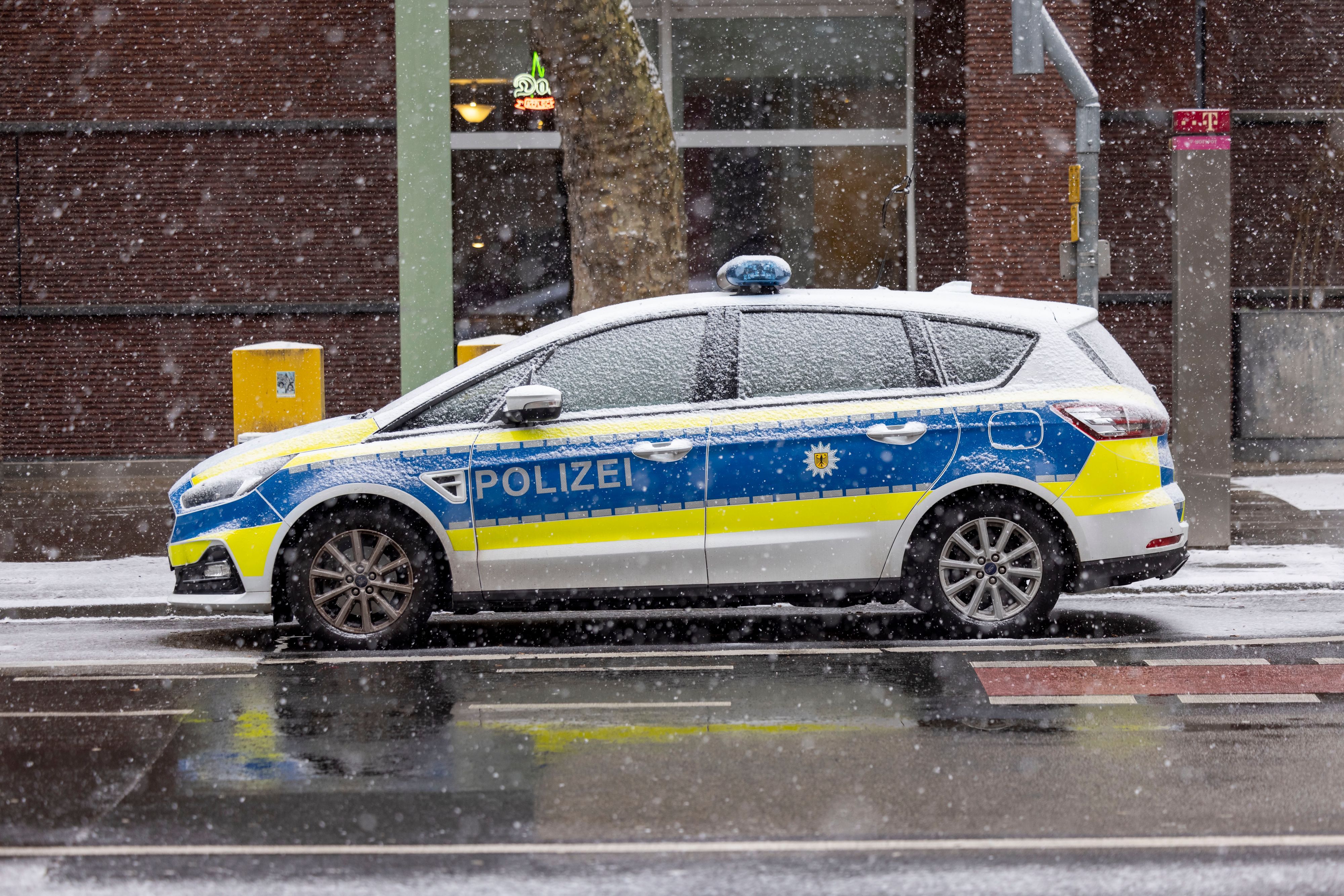 Schnee in Köln: In Polizei ist in Köln vermehrt im Einsatz.