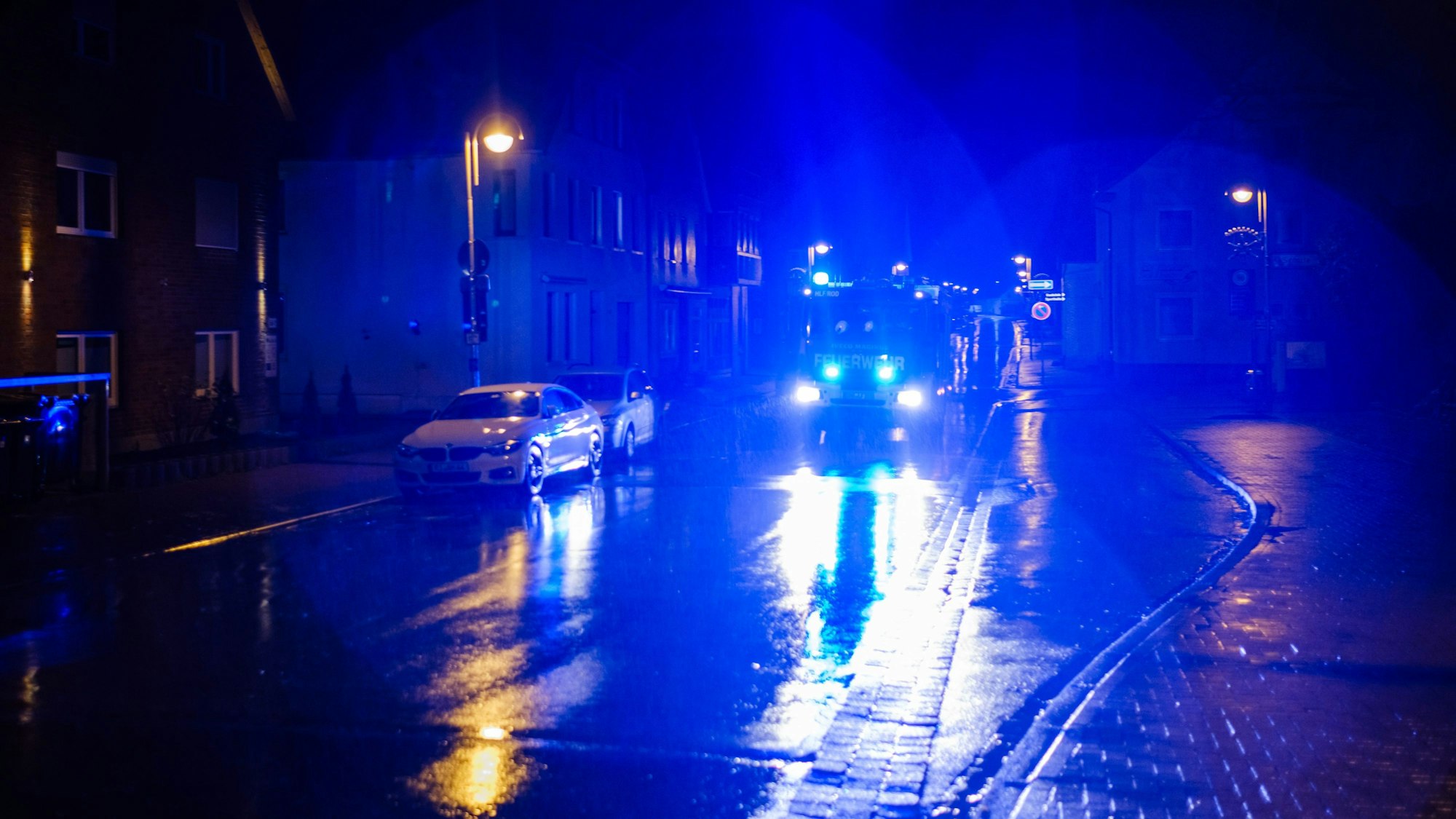 Feuerwehrleute stehen an einem Wohnhaus. In Duisburg ist es zu einer Verpuffung in einer Dachgeschoss Wohnung gekommen. (Symbolbild)