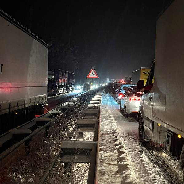 Wintereinbruch, Stau auf der A4