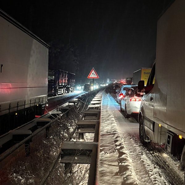 Wintereinbruch, Stau auf der A4