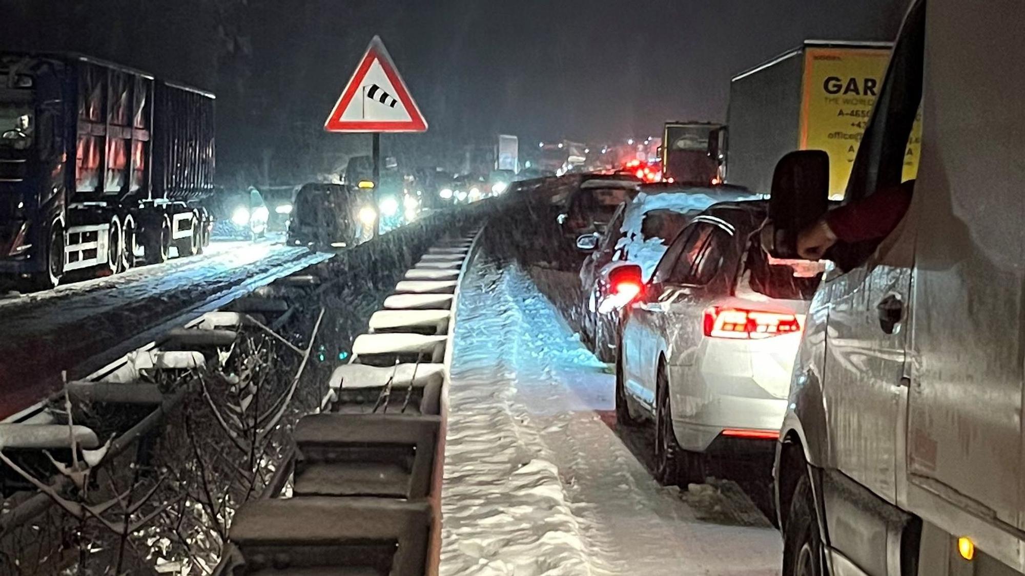 Wintereinbruch, Stau auf der A4