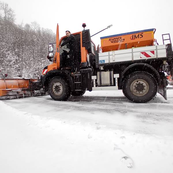 Ein Mann besteigt einen Lkw.