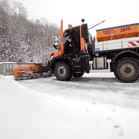 Ein Mann besteigt einen Lkw.