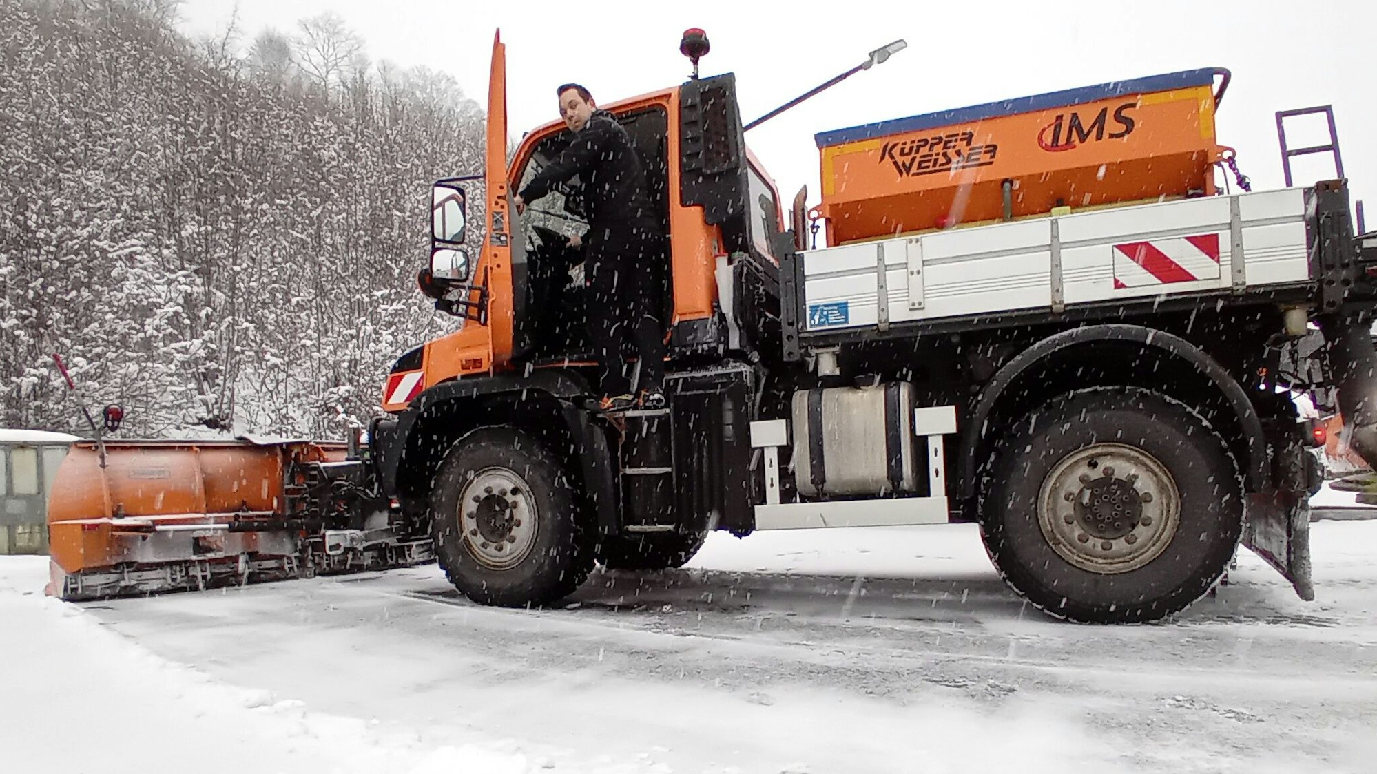 Ein Mann besteigt einen Lkw.
