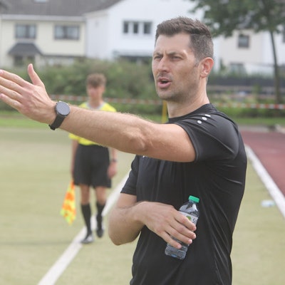 Hüttes Trainer Almir Hajdarovic hat Heimrecht gegen den SV Bergheim.