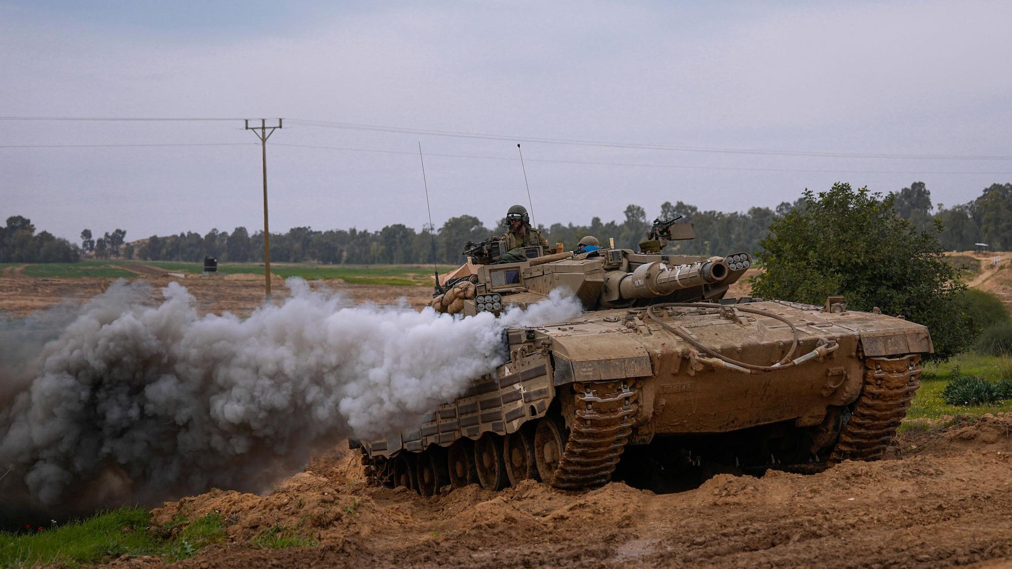 17.01.2024, Israel, Grenze zwischen Israel und Gaza: Ein Panzer der israelischen Armee bewegt sich in der Nähe der Grenze zwischen Israel und Gaza im Süden Israels.