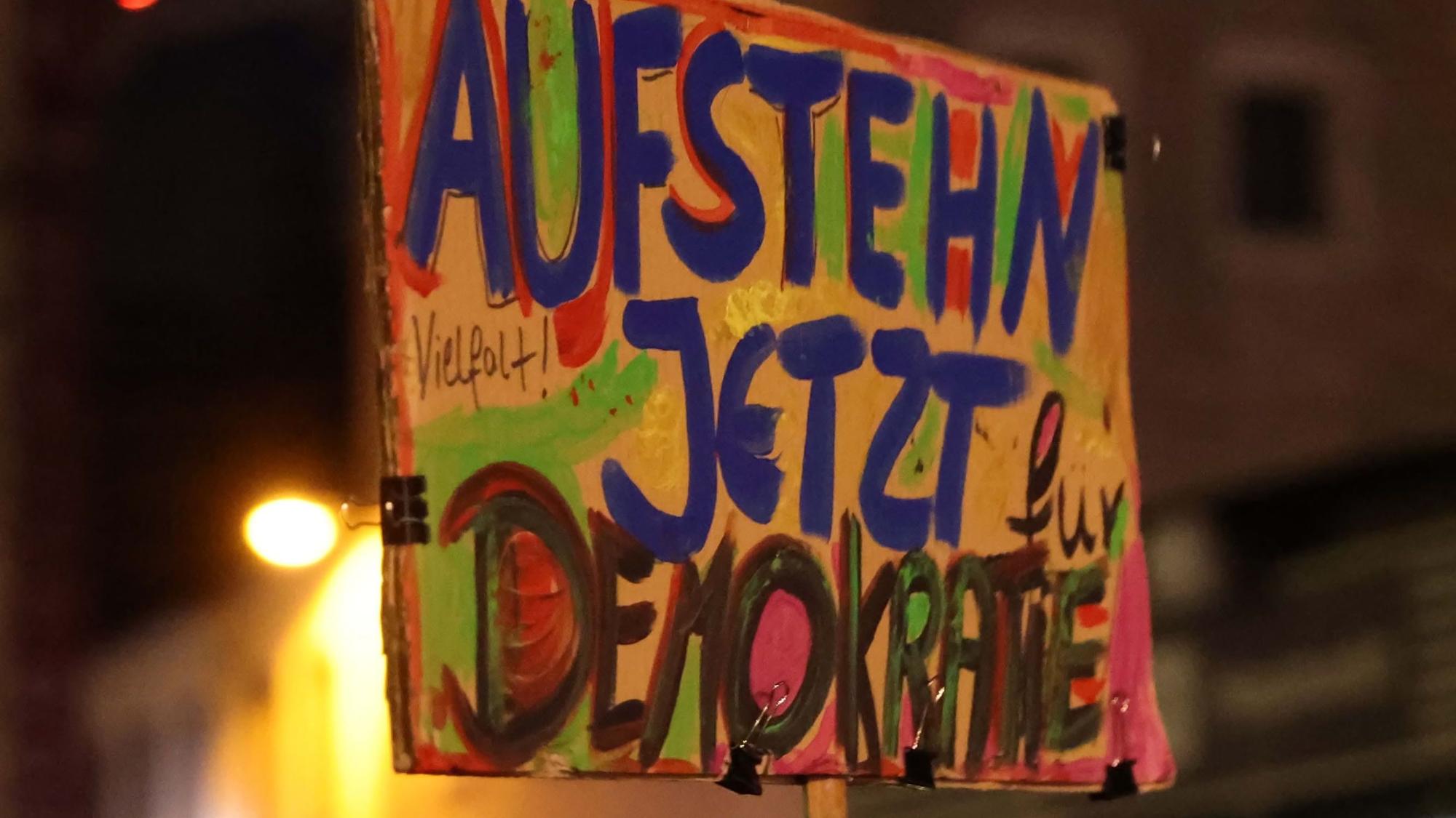 Viele Demonstrierende hatten Schilder mitgebracht