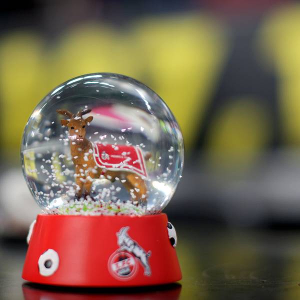 Eine Schneekugel mit dem Vereinslogo des 1. FC Köln und Maskottchen Hennes im Inneren.