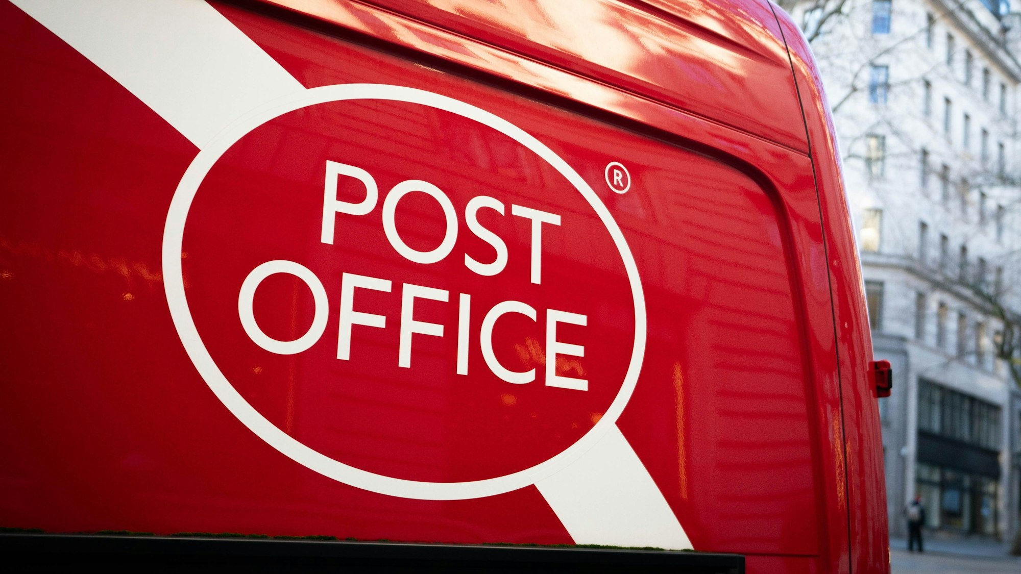Ein Postauto im Zentrum Londons.