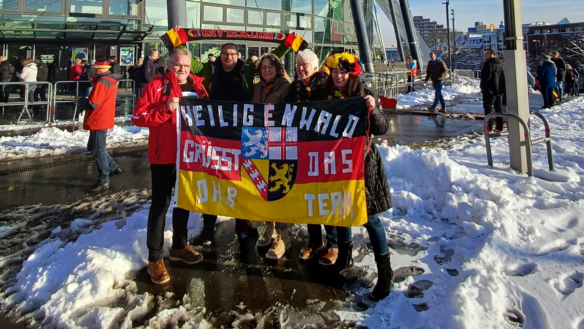 Gut rumgekommen: Die Handball-Fans aus Heiligenwald haben schon die Spiele in Düsseldorf und Berlin besucht.