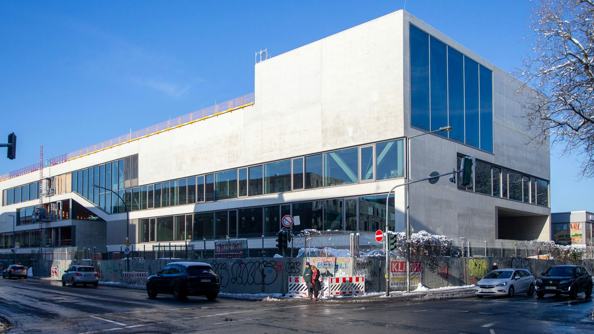 Das unfertige Gebäude der Heliosschule in Ehrenfeld.