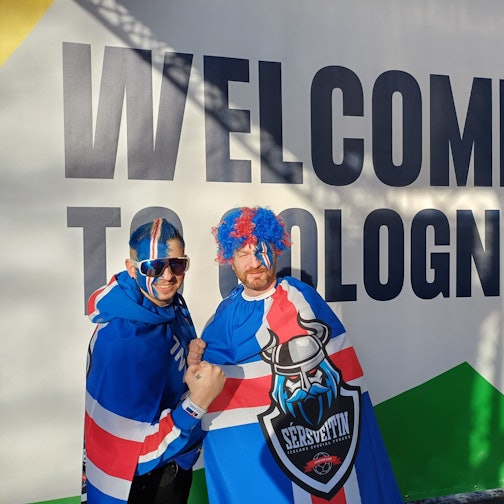 Haflidi Thorsteinsson (l.) und Hördur Adalsteinsson haben sich isländische Wikinger-Fahnen umgehängt.