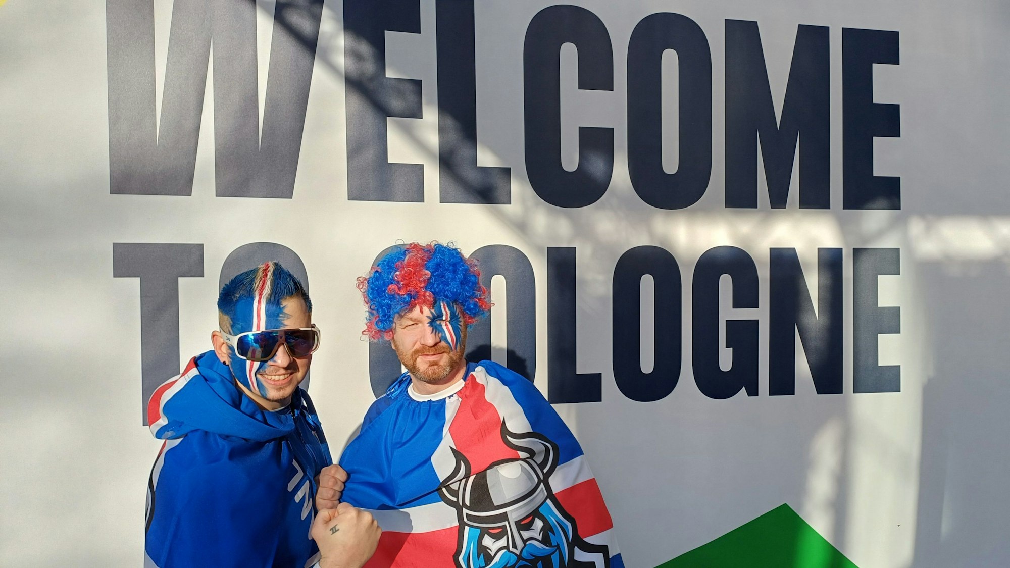 Haflidi Thorsteinsson (l.) und Hördur Adalsteinsson haben sich isländische Wikinger-Fahnen umgehängt.