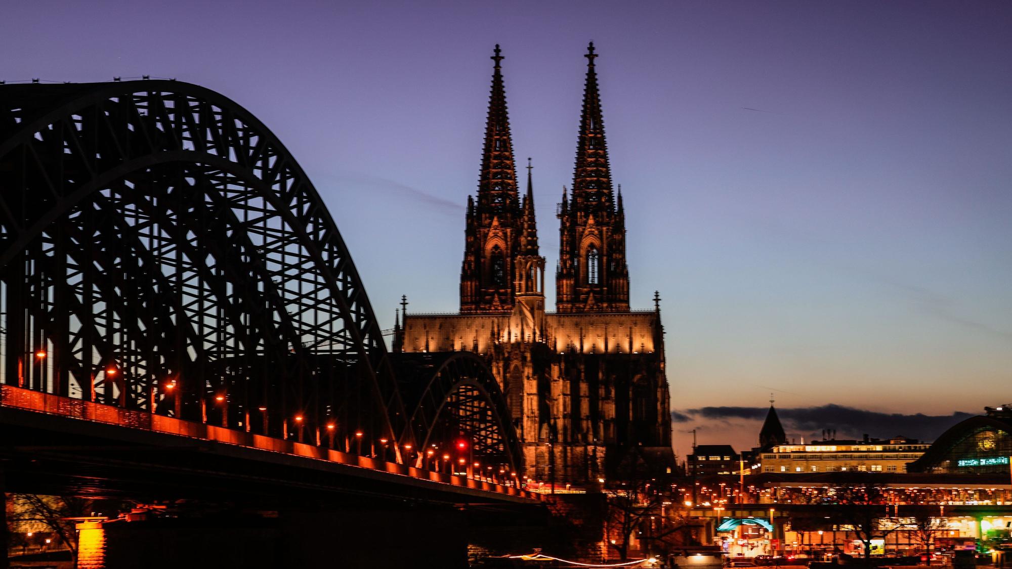 Köln: Der Dom und die Hohenzollernbrücke sind am Abend beleuchtet.