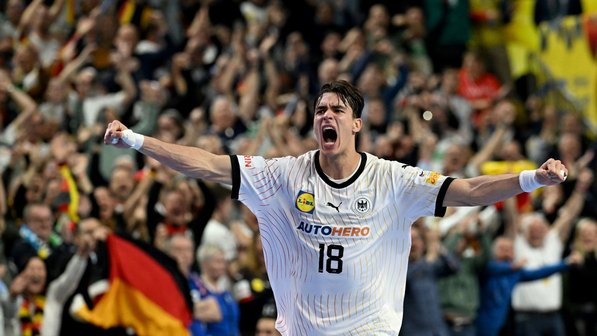 Der Kölner Julian Köster jubelt über den Sieg gegen Island.