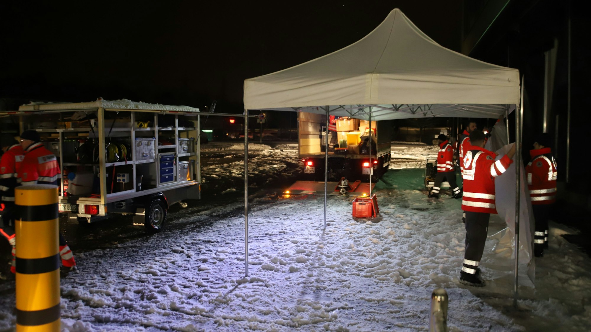 Die Hilfsorganisationen versorgten Autofahrer mit Decken und Warmgetränken, sie sammelten sich unter anderem am Aldi-Zentrallager.