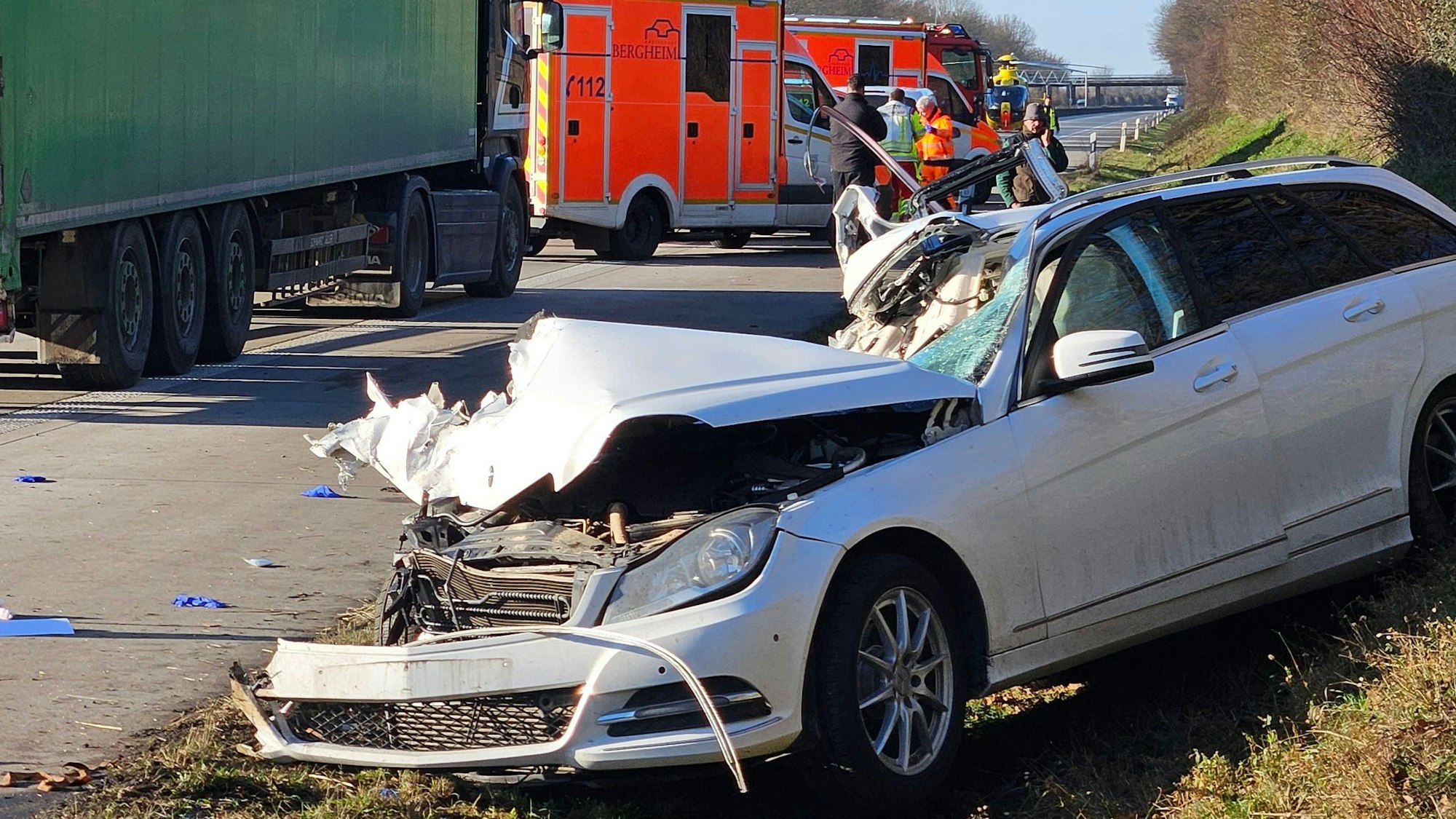 Das Bild zeigt einen beschädigten Mercedes in der Böschung an der Autobahn 61.