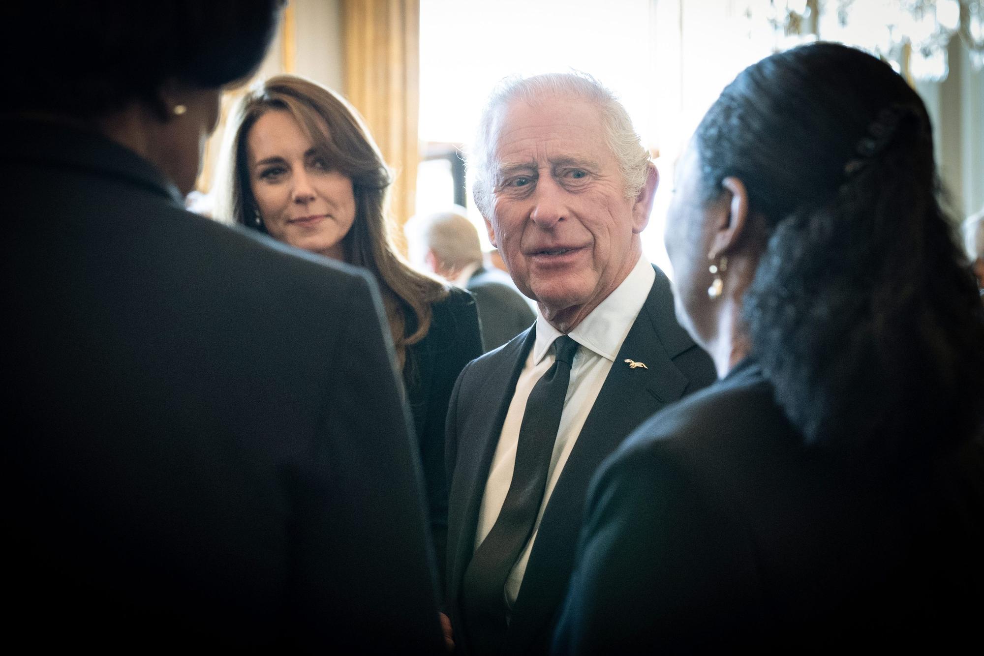König Charles III. (M) und die Prinzessin von Wales und Prinzessin Kate (l), unterhalten sich während eines Mittagessens.