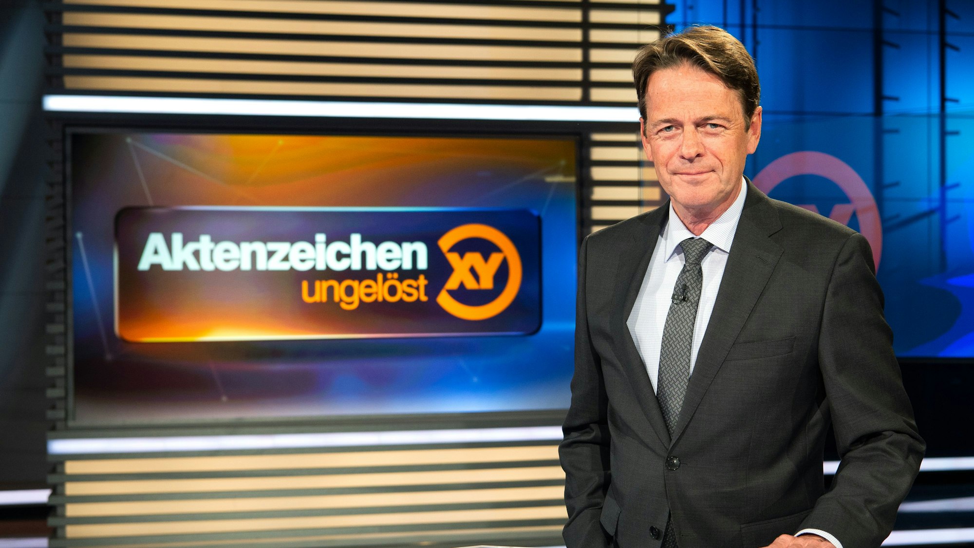 ZDF-Moderator Rudi Cerne im Studio der Sendung „Aktenzeichen XY ... ungelöst“.