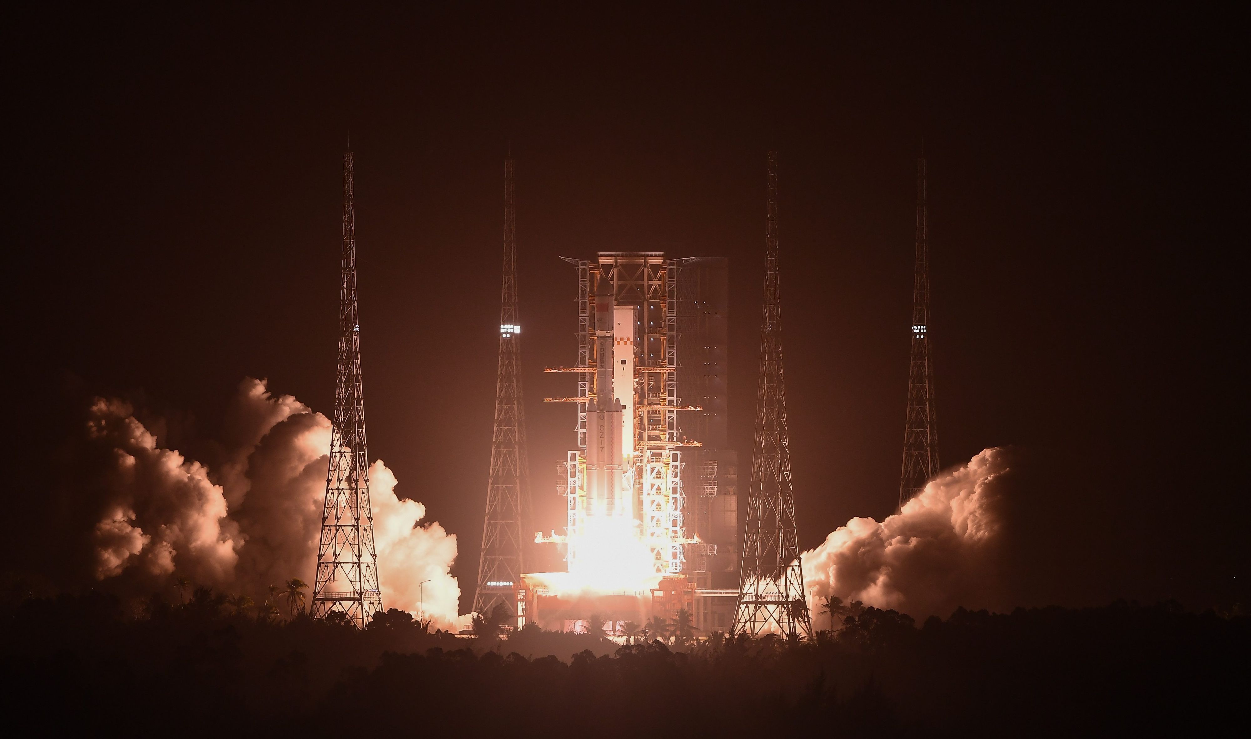 Eine Trägerrakete des Typs Langer Marsch-7 Y8 mit dem Raumtransporter Tianzhou-7 an Bord startet von der Wenchang Spacecraft Launch Site.