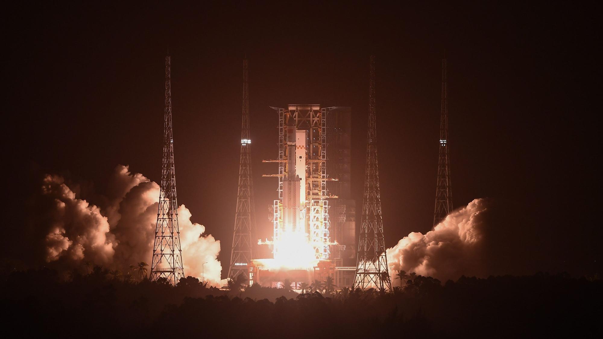 Eine Trägerrakete des Typs Langer Marsch-7 Y8 mit dem Raumtransporter Tianzhou-7 an Bord startet von der Wenchang Spacecraft Launch Site.
